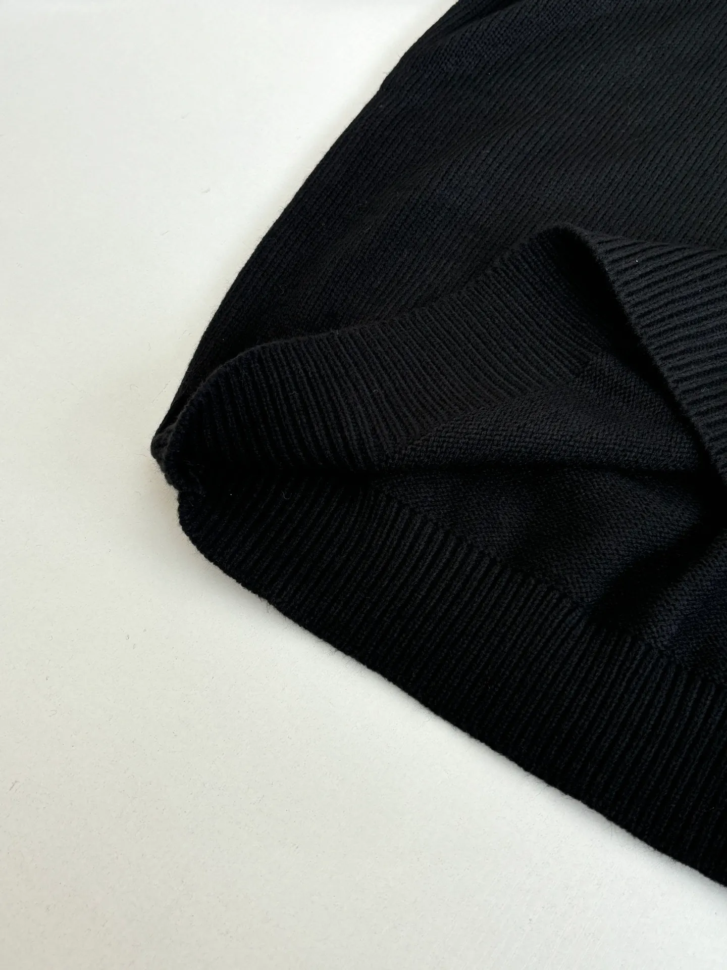 P410 Stone islan*/stone island solid color basic armband round neck knitted sweater. The original version was purchased and developed by 2488. The fabric is made of wool yarn blended nylon. The overall comfort is more skin-friendly than the original version. The YB upper body is particularly tight. We adjusted the overall feel and skin-friendly feeling based on the original wool yarn quality. Both are more comfortable and breathable than the ZP upper body. There is no difference between the stripes and the original version. And it can be done with full grade. Supports random detection of wool content. We ensure that every item our customers receive is of high quality. It also needs to be taken to the tatting factory for secondary processing. Stone Island armband, the overall wiring is straight and delicate, the fabric is comfortable and soft, the color is consistent without color difference Size: S/M/L/XL
